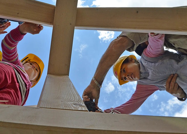 Bei einer Aktion der Bauhtte ging es ...#8222;Bauarbeiter&#8220; hoch hinaus.   | Foto: Barbara Ruda
