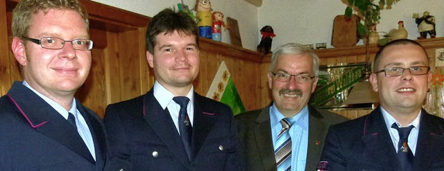 Gesamtkommandant Michael Denz konnte d...(von links) zum Lschmeister befrdern  | Foto: PRIVAT