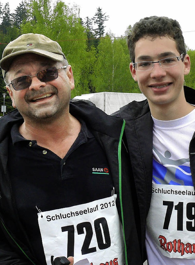 Geschafft: Sieger Jan Knoblauch mit seinem Vater Reinhard Sauter   | Foto: Aschendorf
