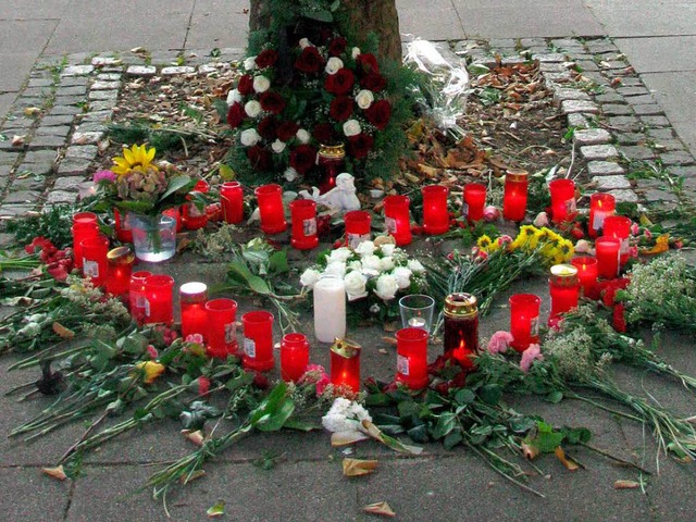 Zahlreiche Wehrer stellten am Tatort i...  Kerzen auf und legten Blumen nieder.  | Foto: Michael Gottstein