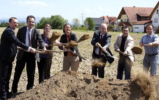 Spatenstich fr Rebbrgerfeld V: Frs ... Vermesser Holger Schnabel zum Spaten.  | Foto: Ilona Hge