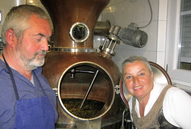 Teresa Hunder und Helmut Bronner in der Destillierkche  | Foto: Anne Freyer