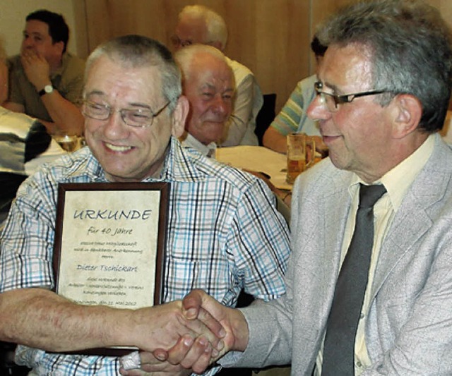 Dieter Tschickart (links), wurde von W...per fr 40 Jahre Treue zum AUV geehrt.  | Foto: BZ