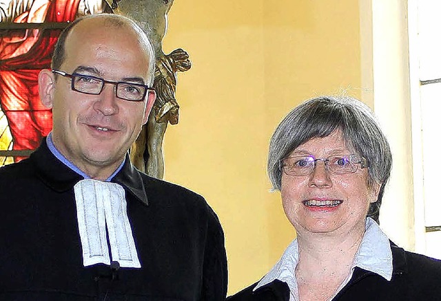 Christine Gottschlich ist nun Prdikan...zu gratulierte ihr Dekan Rainer Becker  | Foto: bz