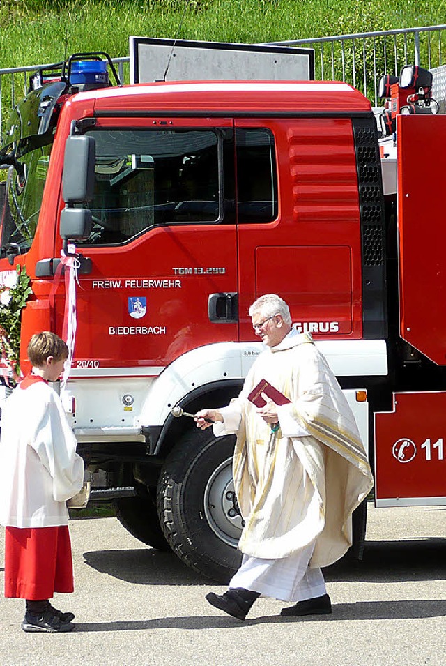 Segen fr die Floriansjnger: Dekan Ha...r Schaubung zum Thema Fahrzeugbrand.   | Foto: Katharina Lupfer