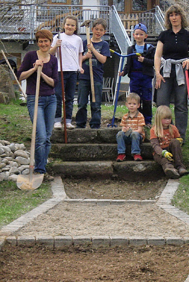 Erzieherinnen, Eltern und Kinder haben...am einen Sinnesparcours hergerichtet.   | Foto: Privat