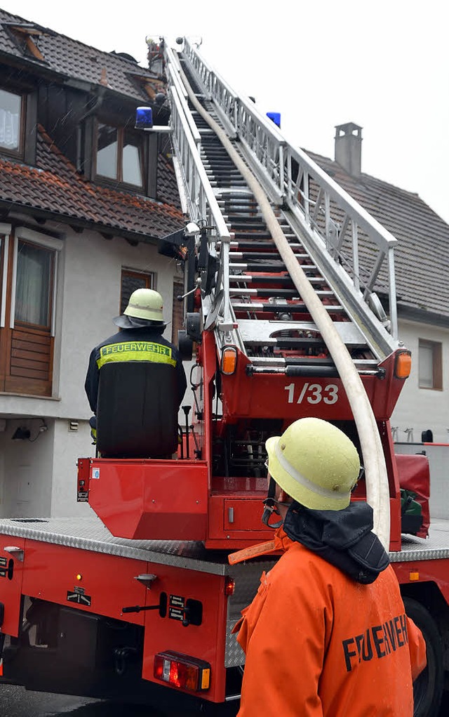 Mit der Drehleiter rckte die Feuerwehr dem Brand am Kamin des Hauses zu Leibe.   | Foto: Ralf H. Dorweiler
