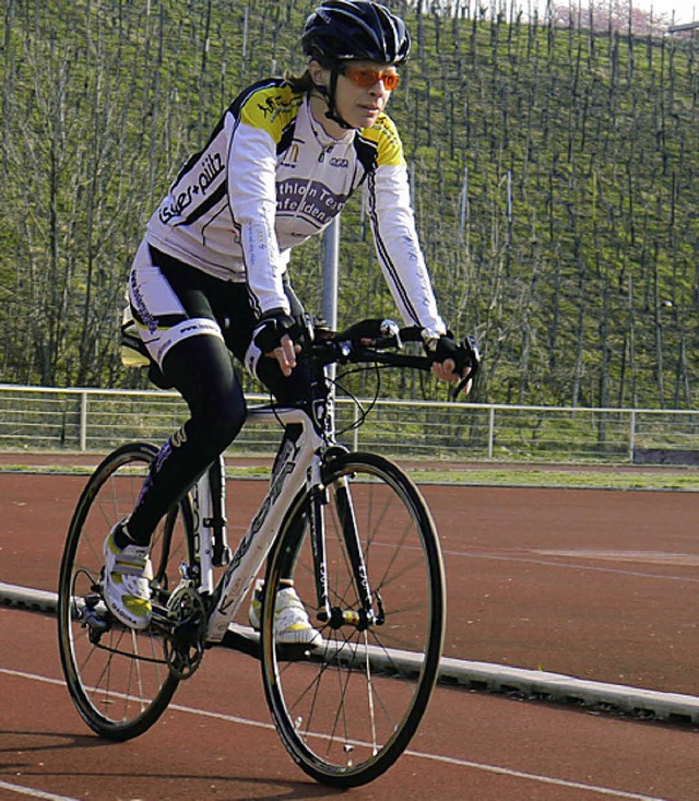 Ursula Renk auf dem Rad im Wettkampf und ...  | Foto: privat