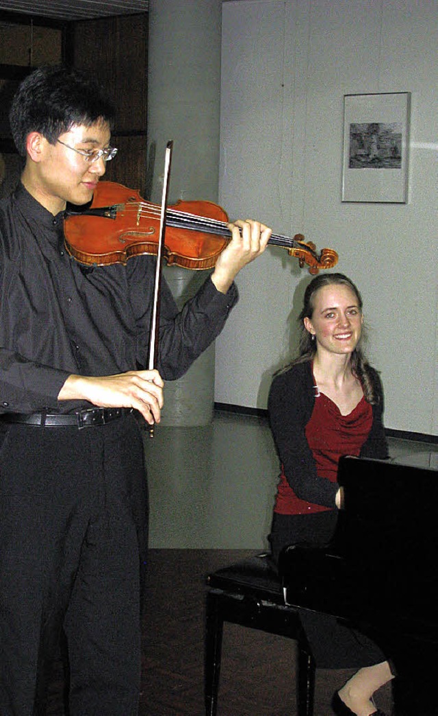 Lorenz Chen (Violine) und Gabriela Fah... Lichthof des Scheffelgymnasiums auf.   | Foto: Gottstein