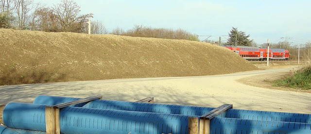 Unterschiedlicher Ansicht sind Bahn un...Bahnbaustelle  aufgeschtteten Damm.    | Foto: langelott