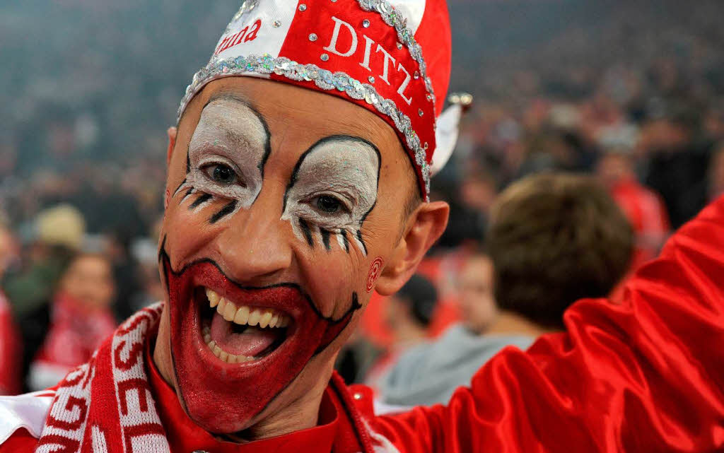 Die Partie in der Esprit-Arena stand in der Nachspielzeit am Rande des Abbruchs, weil Hunderte von Fans auf den Rasen gestrmt waren.