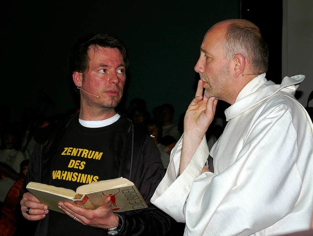 Michael Knaus und Heinz Vogel spielten...Wiederbegegnung von Sprayer und Pater.  | Foto: Ernst Hubert Bilke