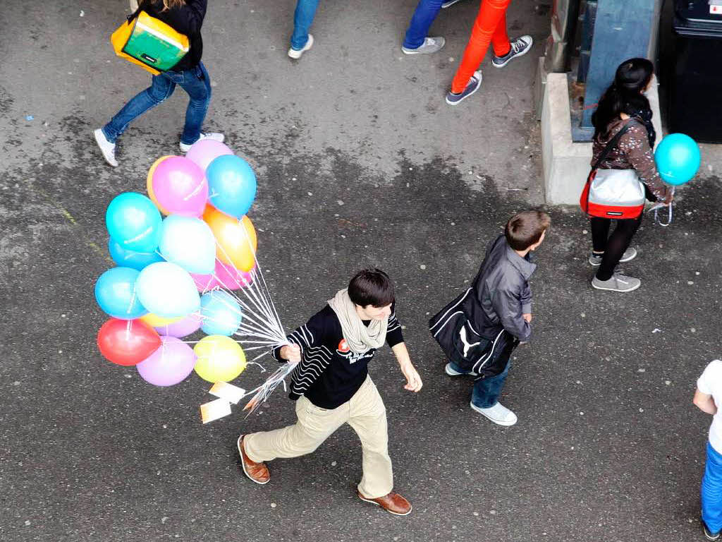 Auch am Hans-Thoma-Gymnasium in Lrrach kamen die Schler zusammen und brachten ihre Luftballons mit. 