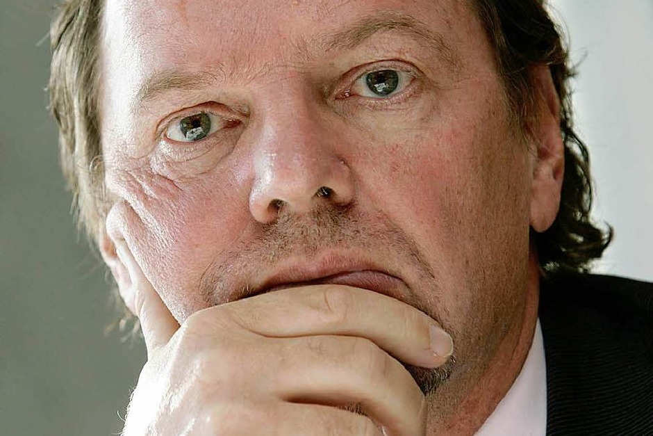 Michael Lehner (Sportrechtler): „Das Spiel ist nicht ordnungsgemäß nach dem Prinzip der Chancengleichheit zu Ende gebracht worden. Es gab einen Bruch im Sinne der Spielentwicklung. Hertha ist durch das Verschulden Dritter einer reellen Chance beraubt worden, das Spiel noch zu gewinnen. Deswegen müsste es aus juristischer Sicht eine Spielwiederholung geben.“ (Foto: dpa) Michael Lehner (Sportrechtler): „Das Spiel ist nicht ordnungsgemäß nach dem Prinzip der Chancengleichheit zu Ende gebracht worden. Es gab einen Bruch im Sinne der Spielentwicklung. Hertha ist durch das Verschulden Dritter einer reellen Chance beraubt worden, das Spiel noch zu gewinnen. Deswegen müsste es aus juristischer Sicht eine Spielwiederholung geben.“ (Foto: dpa)