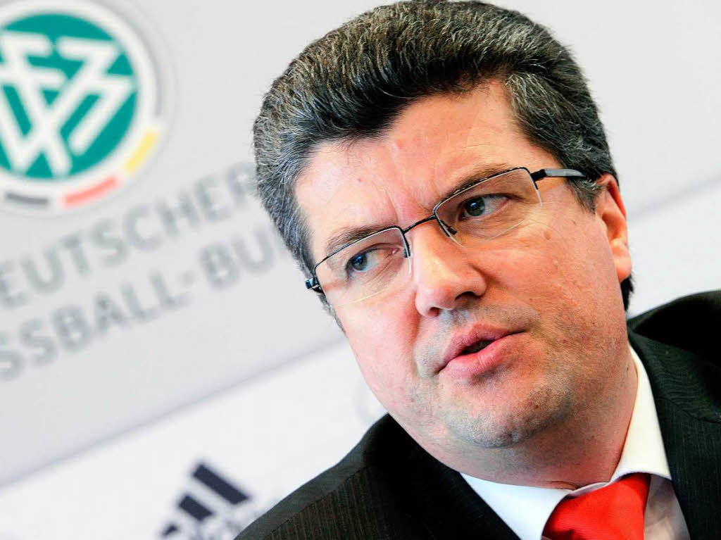 Herbert Fandel (Vorsitzender der DFB-Schiedsrichter-Kommission), ber Schiedsrichter Wolfgang Stark:  „Er hat das sehr ruhig und fachlich sehr gut gelst. Ein Schiedsrichter ist eben immer auch ein Stck weit Krisenmanager.“