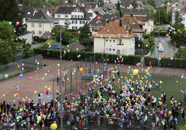 Bunter Massenstart: Auf dem Sportplatz...Luftballons ber die Dcher Lrrachs.   | Foto: Max Schuler