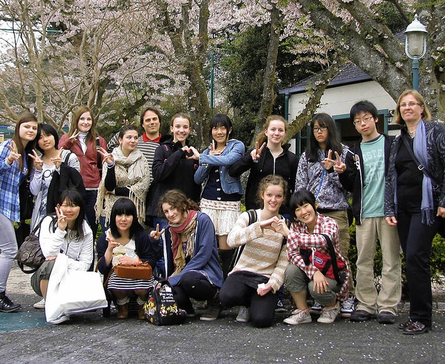 Neue Freunde in der Ferne: Die Bad Kro...innen mit ihren japanischen Kameraden.  | Foto: Privat