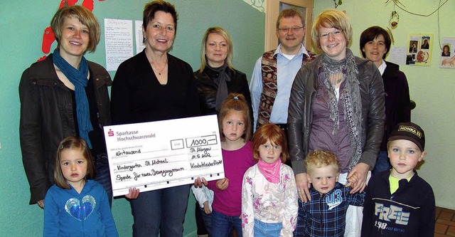 Kindergartenleiterin Rosel Kaltenbach ...nderkleidermarkts 1000 Euro gespendet.  | Foto: Heinrich Fehrenbach