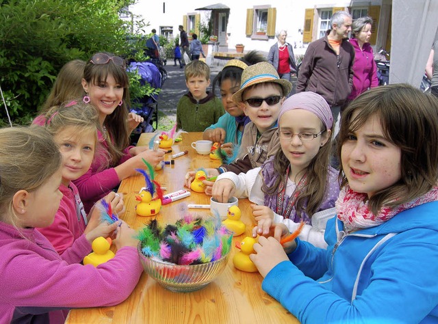 Fr die Kinder gab es einen Tisch, auf...e Gummienten bemalten und dekorierten.  | Foto: Petra Wunderle