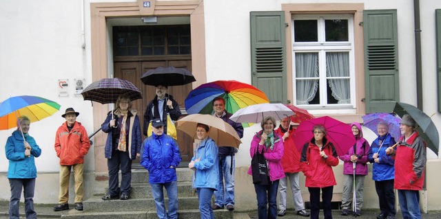 Mit Schirm, Charme und Hut ging es in Minseln auf Dorfbesichtigung.  | Foto: Petra Wunderle