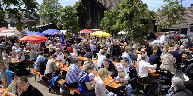 Erstmals vor und nicht hinter dem Heim...die zahlreichen Festbesucher sichtlich  | Foto: Markus Zimmermann, Markus Zimmermann