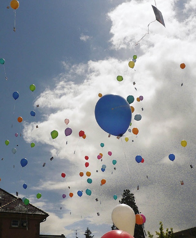 Luftballons fr Afrika in der Brenfelsschule  | Foto: privat