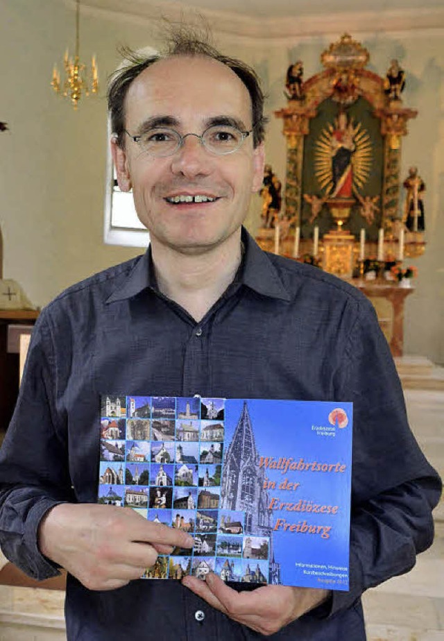 Pfarrer Uwe Schrempp in der Kapelle, im Hintergrund das Gnadenbild   | Foto: Martina Weber-Kroker