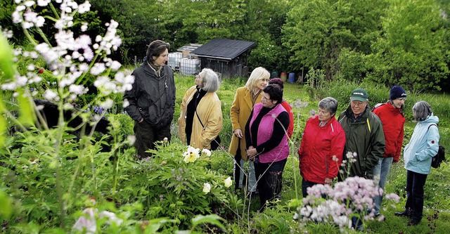 Norbert Michael (links) erlutert seinen eher ungewhnlichen Garten.   | Foto: heidi fssel