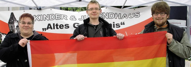 Katja Glaus, Andreas Bhler, Thomas Me...Tag gegen Homophobie&#8220; Flagge.     | Foto: hrvoje miloslavic