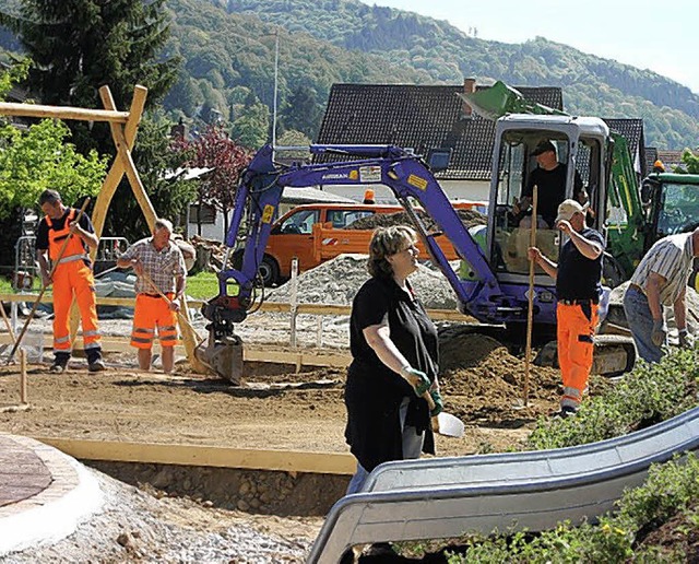 Viele Mnchweierer packen beim Bau des neuen Spielplatzes am Festplatz mit an.  | Foto: Privat