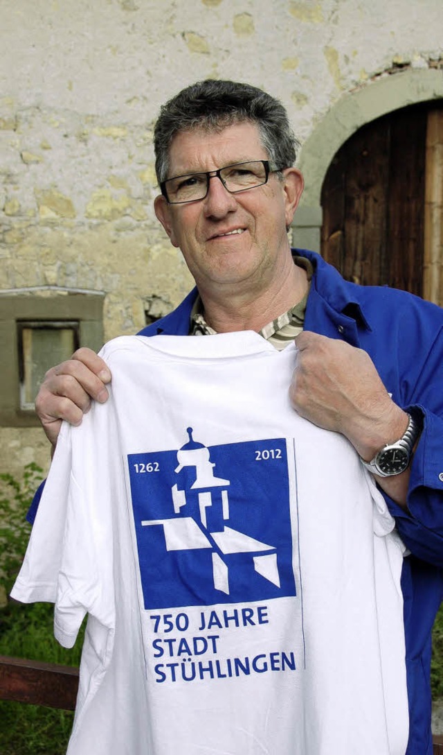 Chef-Organisator Arnfried Winterhalder prsentiert das Helfer-T-Shirt.  | Foto: Jutta Binner-Schwarz
