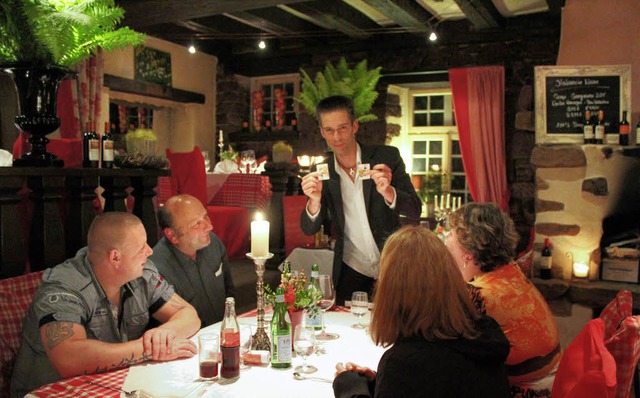 Serviert wird am Tisch: Magier Willi A...it seinen Zaubereien direkt am Platz.   | Foto: Anja Bertsch
