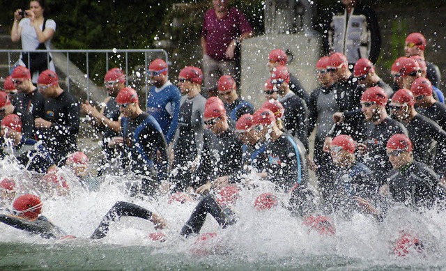 Der Start zum Schwimmen im Rhein ist b...thlon stets ein besonderes Spektakel.   | Foto: Gerigk