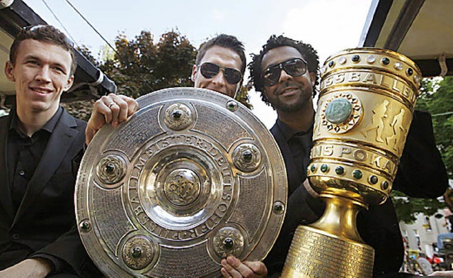Dortmunder mit Meisterschale und DFB-Pokal   | Foto: DAPD
