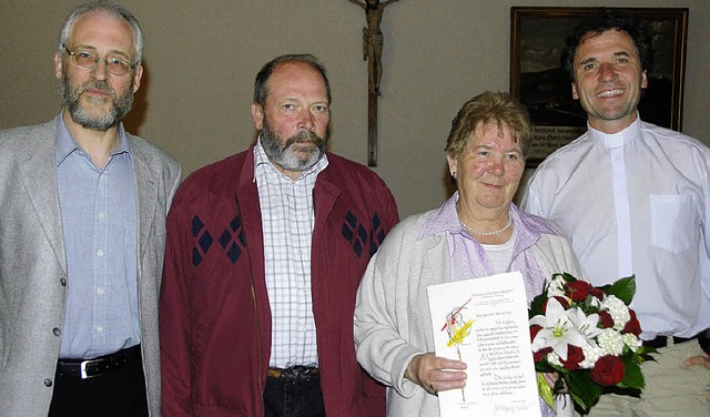 Ehrungen beim Kirchenchor: von links V...chle und Pfarrer Ekkehard Baumgartner.  | Foto: Vitt