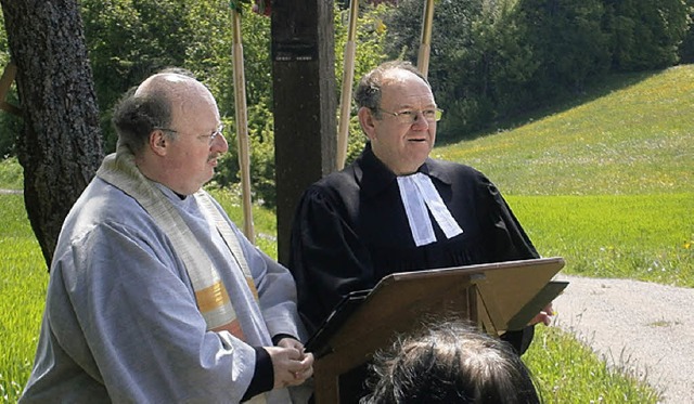 Eckat Kopp (links) von der katholische...ubigen Christi Himmelfahrt zusammen.   | Foto: Bruno Morath