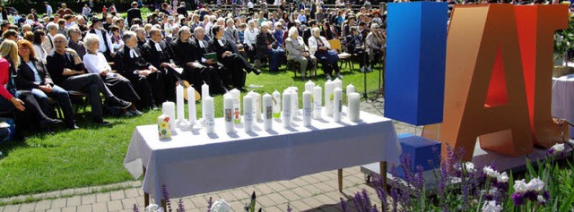 24 Taufkerzen wurden am Himmelfahrtsta...ott und Gemeinde symbolisieren sollte.  | Foto: Guenter Hammer, Freiburg