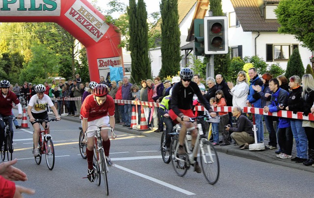 Krftig in die Pedale getreten wurde b... beim Grmpelrennen am Mittwochabend.   | Foto: mario schneberg