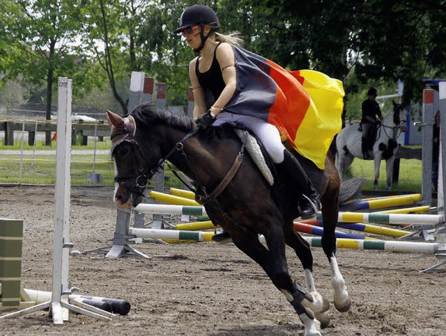 Spannend und spaig: Pferde-Fuball beim Frhlingsfest.  | Foto: Heidi Foessel