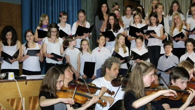 Chor und Orchester beim Frhjahrskonzert des Kollegs St. Sebastian Stegen.   | Foto: Stefan Heimpel