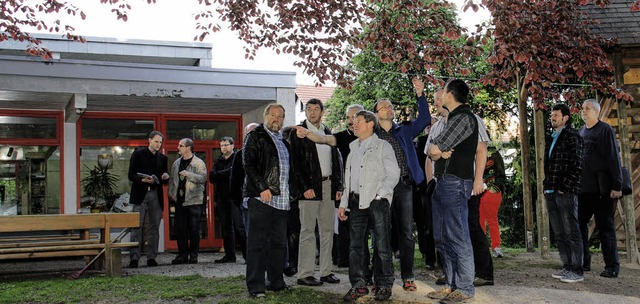 Kommunalpolitiker auf Besichtigungstour im alten Kindergarten hlingen.   | Foto: Wilfried Dieckmann