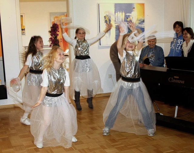 Die Jazztanzgruppe der Grundschule Hl...ner Atelier von Malerin Christel Benz.  | Foto: Fabry