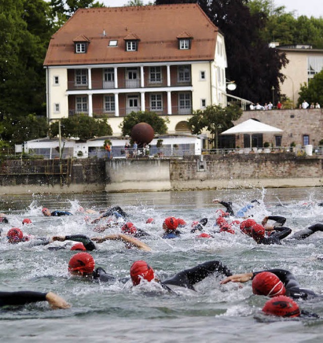 Unsicher ist, ob die Triathleten wieder vor dem Haus Salmegg vorbeischwimmen.  | Foto: Peter Gerigk