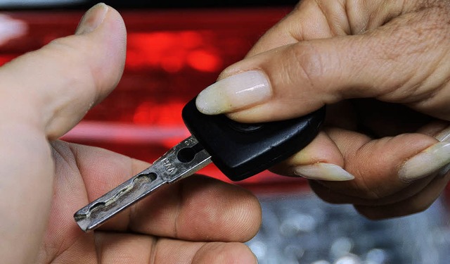 Ein Auto, viele Nutzer: Beim  Car-Shar...ht der Autoschlssel von Hand zu Hand.  | Foto: Heike Lemm