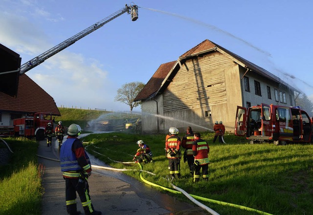 Reichlich Wasser musste bei der Feuerw...en, bevor der Vollbrand gelscht war.   | Foto: Stefan Sahli