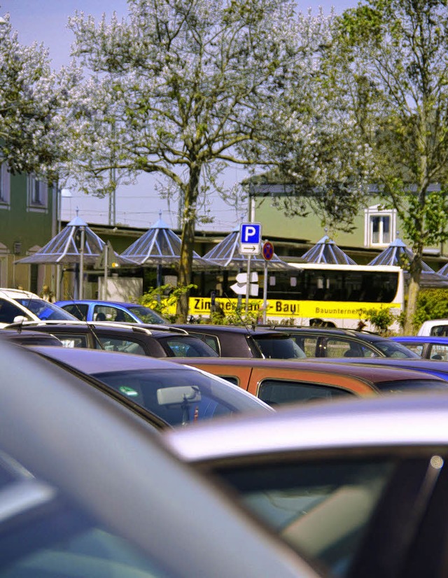 Der Pendlerparkplatz beim Bahnhof Mll...Autofahrer zu viele Anschlsse offen.   | Foto: Babeck-Reinsch