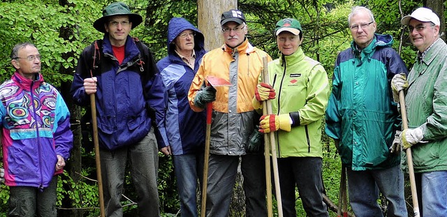 Im strmenden Regen haben die Ehrenamt...f von den Spuren des Winters befreit.   | Foto: Verein