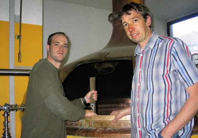 Johannes Hupbauer (links)  und Chef Jo... Sudpfanne, Herzstck jeder Brauerei.   | Foto: Weise