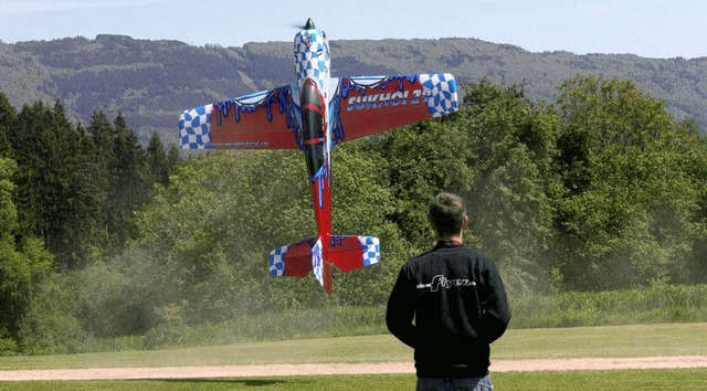 Spektakulr: Andi Haller vom MG Frickt...tertagsfliegens der Modellfluggruppe.   | Foto: heiner Fabry