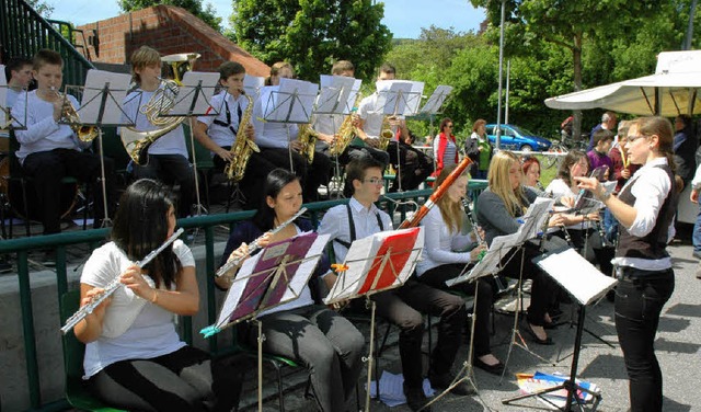 Die Orchesterteenies der Lrracher Stadtmusik mit ihrer Dirigentin Ellen Winzer   | Foto: Britta Wieschenkmper